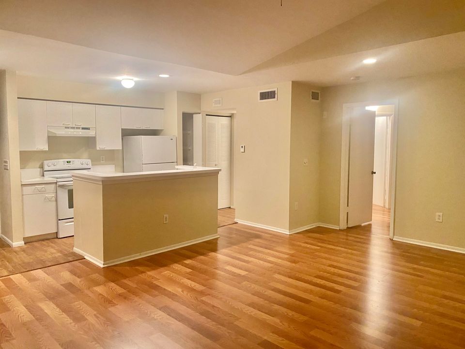 For Sale: $185,000 (1 beds, 1 baths, 745 Square Feet)