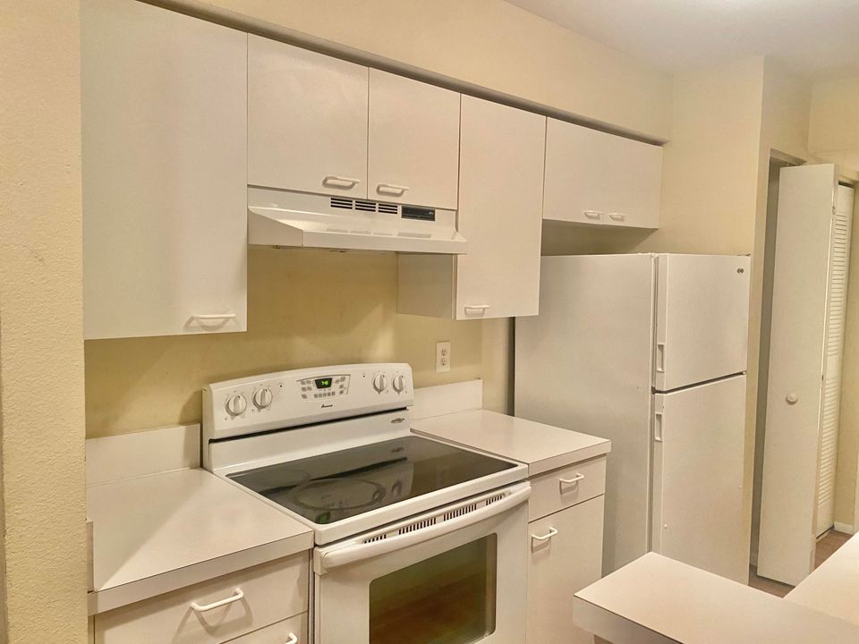 For Sale: $185,000 (1 beds, 1 baths, 745 Square Feet)