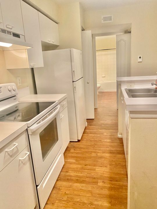 For Sale: $185,000 (1 beds, 1 baths, 745 Square Feet)