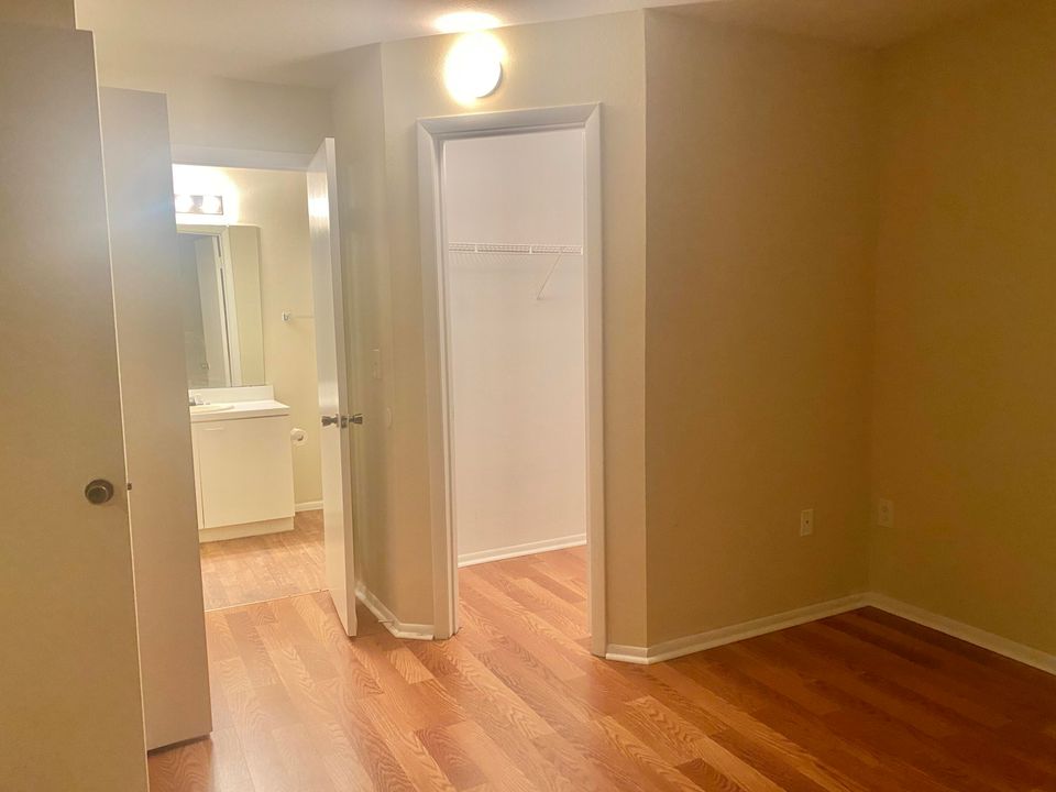 For Sale: $185,000 (1 beds, 1 baths, 745 Square Feet)