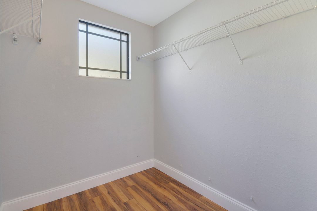 Active With Contract: $2,150 (1 beds, 1 baths, 878 Square Feet)