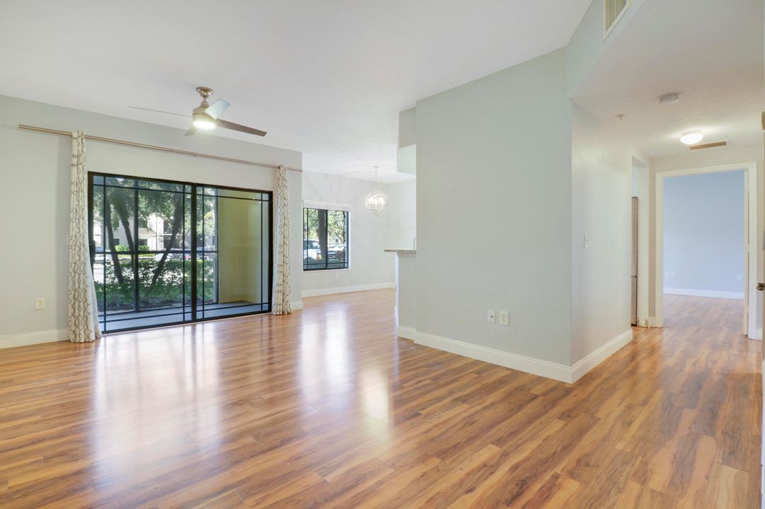 Active With Contract: $2,150 (1 beds, 1 baths, 878 Square Feet)