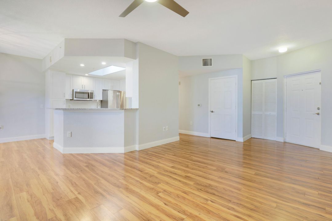 Active With Contract: $2,150 (1 beds, 1 baths, 878 Square Feet)