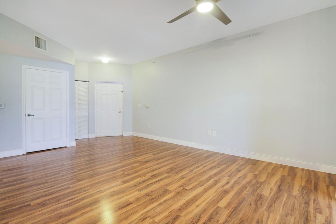 Active With Contract: $2,150 (1 beds, 1 baths, 878 Square Feet)