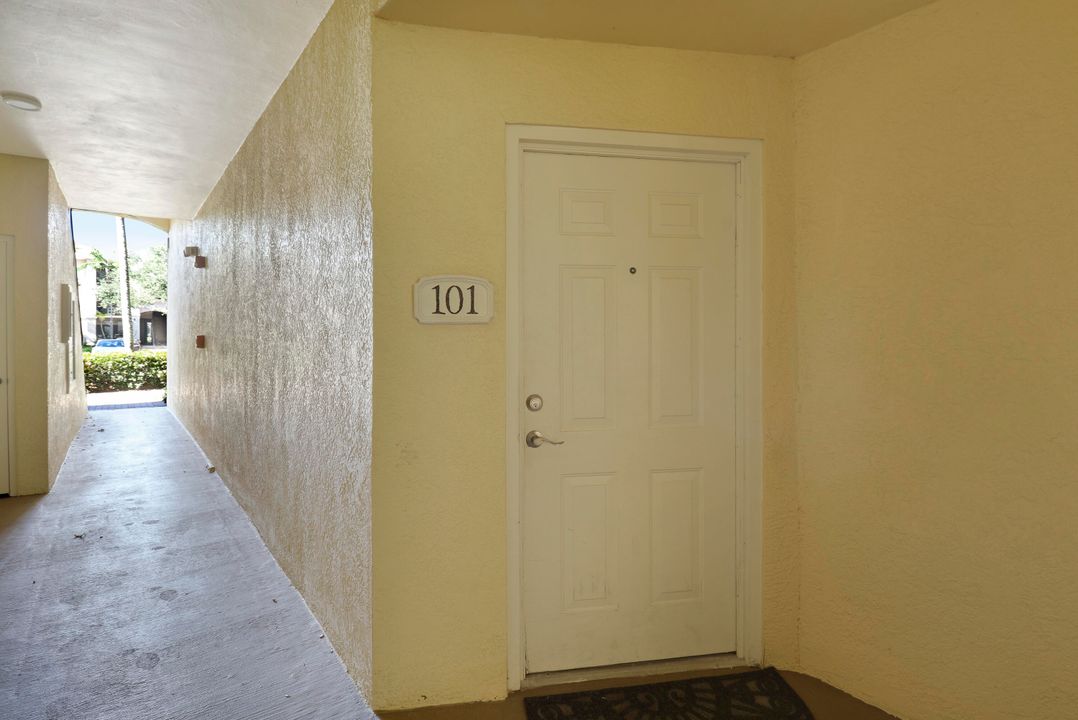 Active With Contract: $2,150 (1 beds, 1 baths, 878 Square Feet)