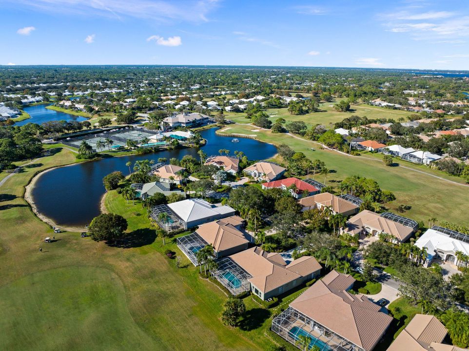 For Sale: $799,900 (3 beds, 3 baths, 2584 Square Feet)