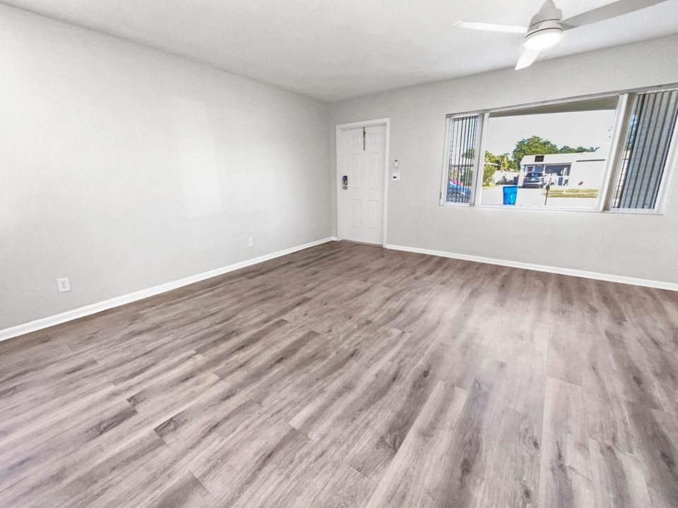 For Sale: $325,000 (2 beds, 1 baths, 876 Square Feet)