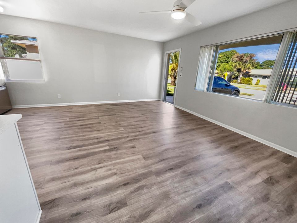 For Sale: $325,000 (2 beds, 1 baths, 876 Square Feet)