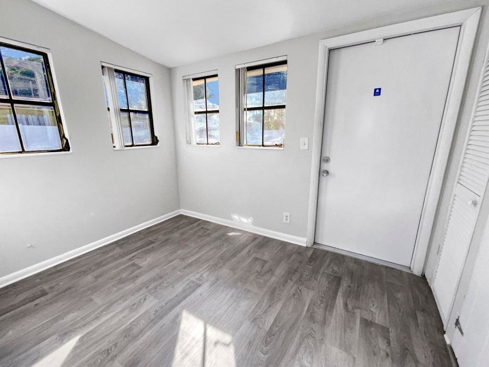 For Sale: $325,000 (2 beds, 1 baths, 876 Square Feet)