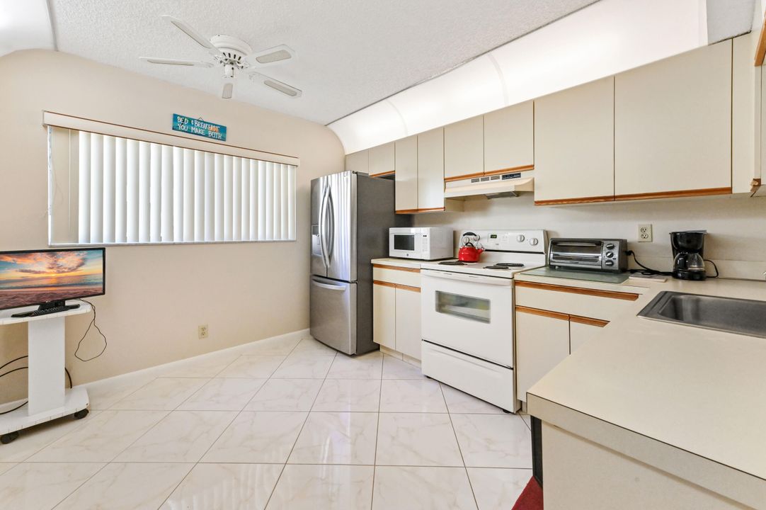 For Sale: $209,000 (2 beds, 2 baths, 1150 Square Feet)