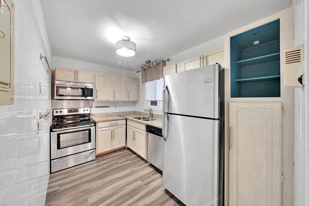 For Sale: $164,000 (2 beds, 2 baths, 888 Square Feet)