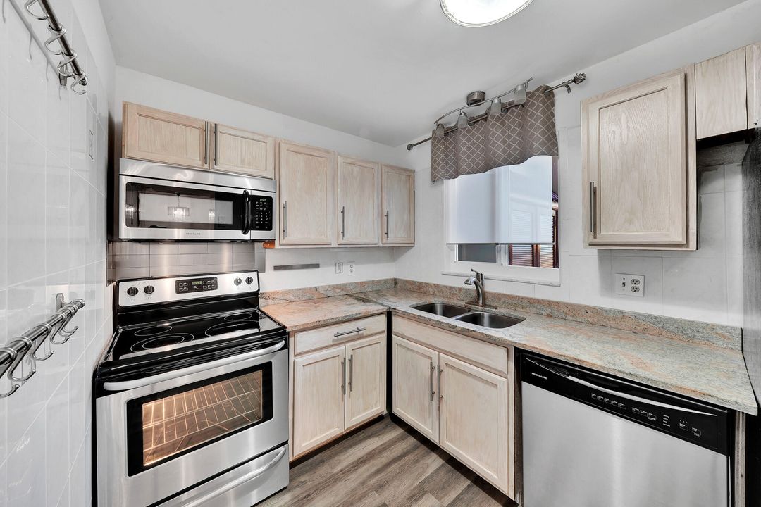 For Sale: $164,000 (2 beds, 2 baths, 888 Square Feet)