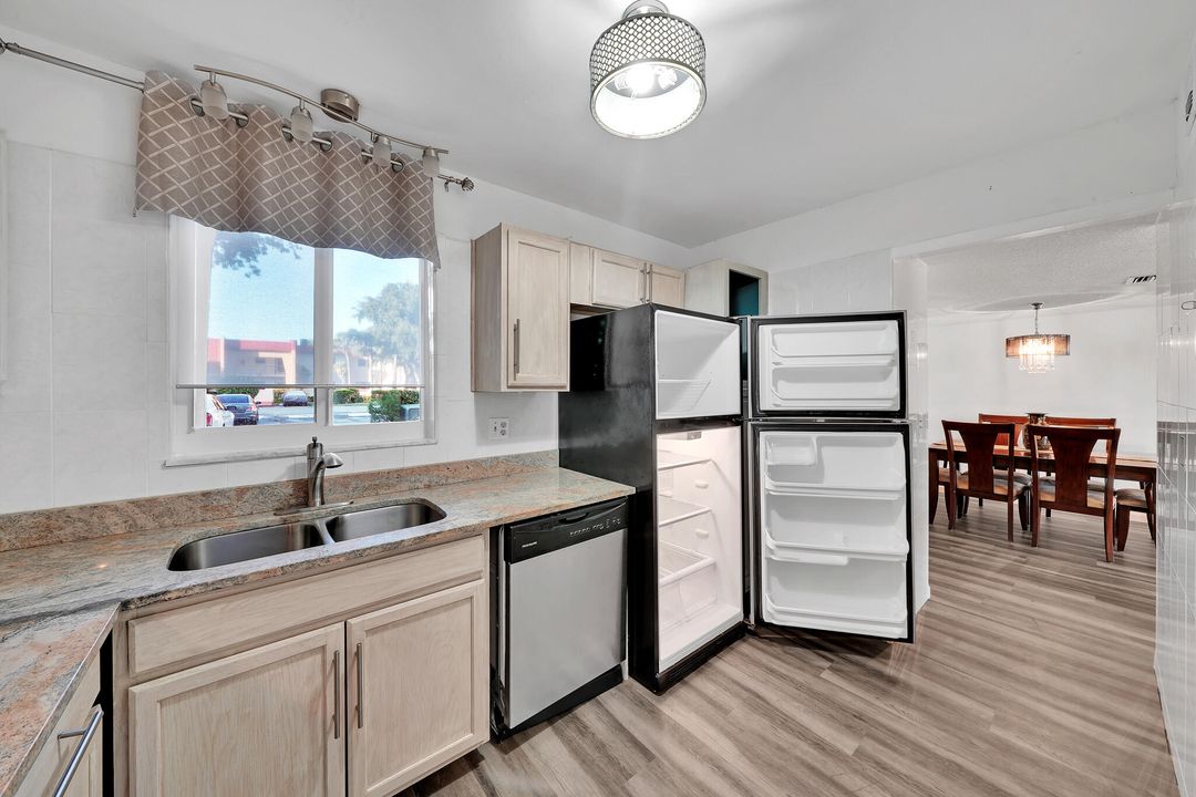 For Sale: $164,000 (2 beds, 2 baths, 888 Square Feet)