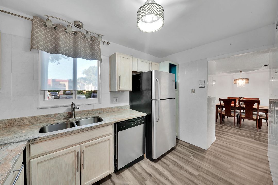 For Sale: $164,000 (2 beds, 2 baths, 888 Square Feet)