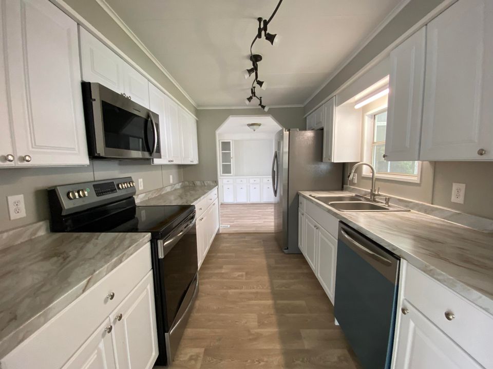 For Sale: $103,700 (2 beds, 2 baths, 1258 Square Feet)