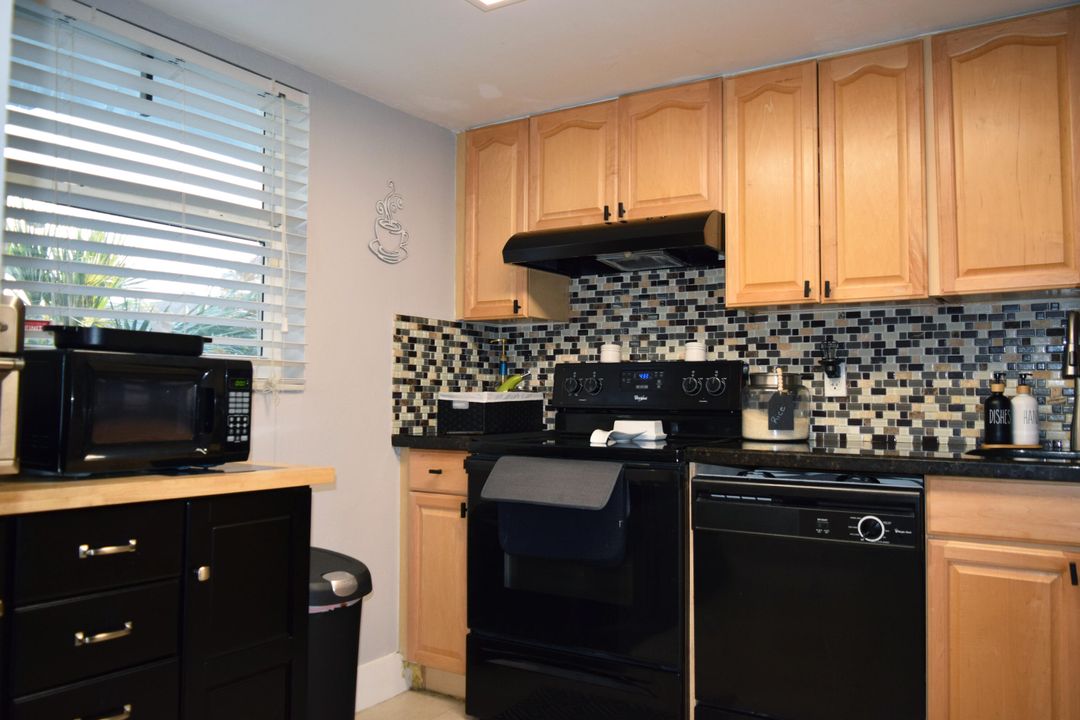 For Sale: $165,000 (2 beds, 2 baths, 1025 Square Feet)