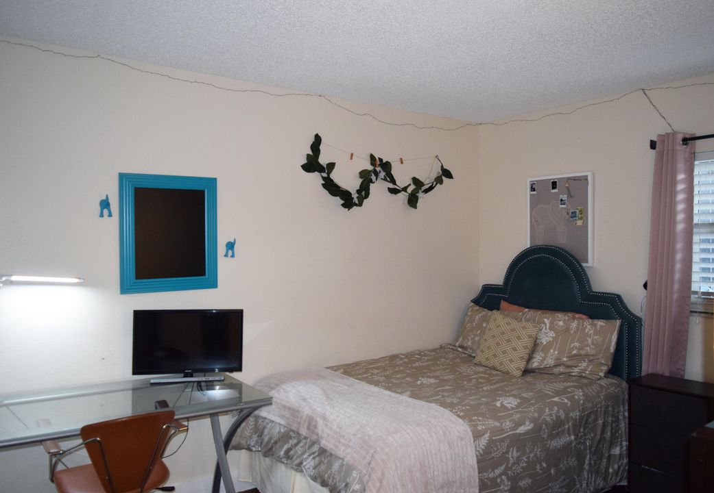 For Sale: $165,000 (2 beds, 2 baths, 1025 Square Feet)