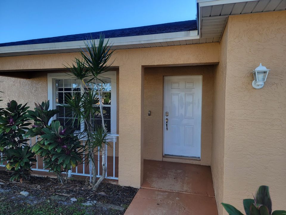 For Rent: $3,200 (3 beds, 2 baths, 1216 Square Feet)