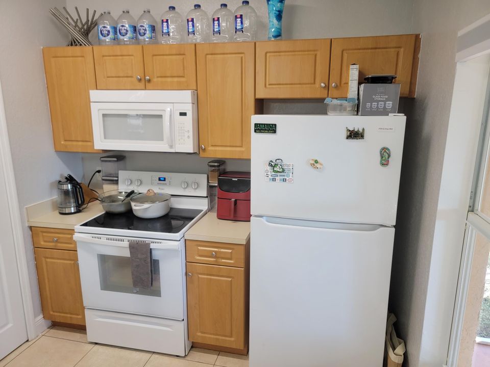 For Rent: $3,200 (3 beds, 2 baths, 1216 Square Feet)