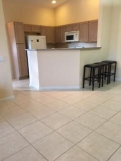 Active With Contract: $1,900 (2 beds, 2 baths, 1022 Square Feet)