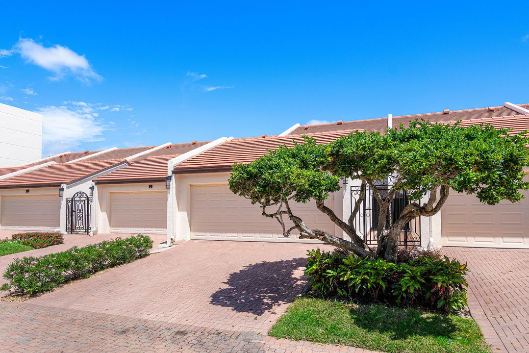 For Sale: $1,749,000 (3 beds, 2 baths, 1919 Square Feet)