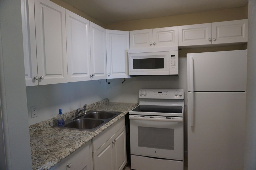 Active With Contract: $1,250 (1 beds, 1 baths, 585 Square Feet)