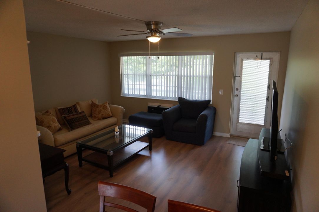 Active With Contract: $1,250 (1 beds, 1 baths, 585 Square Feet)