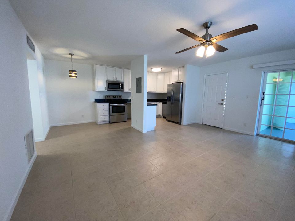 Active With Contract: $2,295 (2 beds, 2 baths, 998 Square Feet)