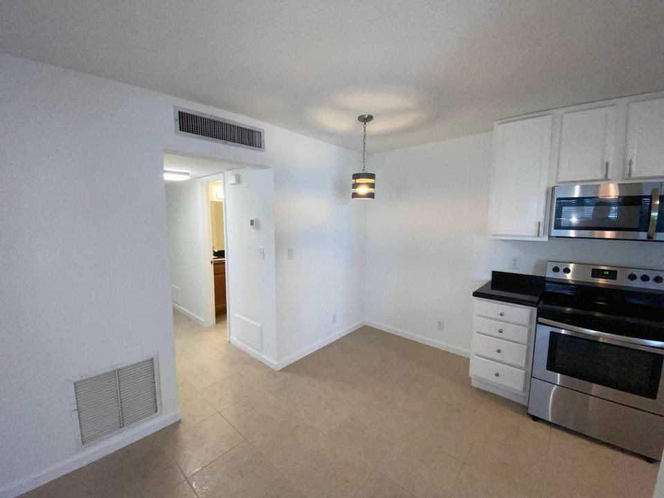 Active With Contract: $2,295 (2 beds, 2 baths, 998 Square Feet)