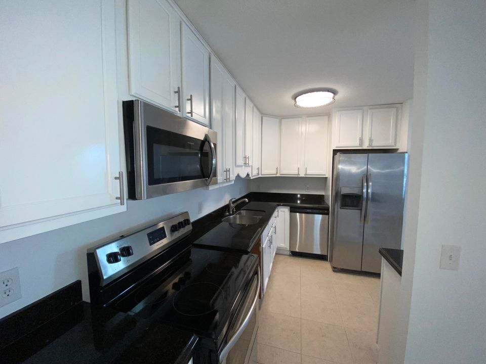 Active With Contract: $2,295 (2 beds, 2 baths, 998 Square Feet)