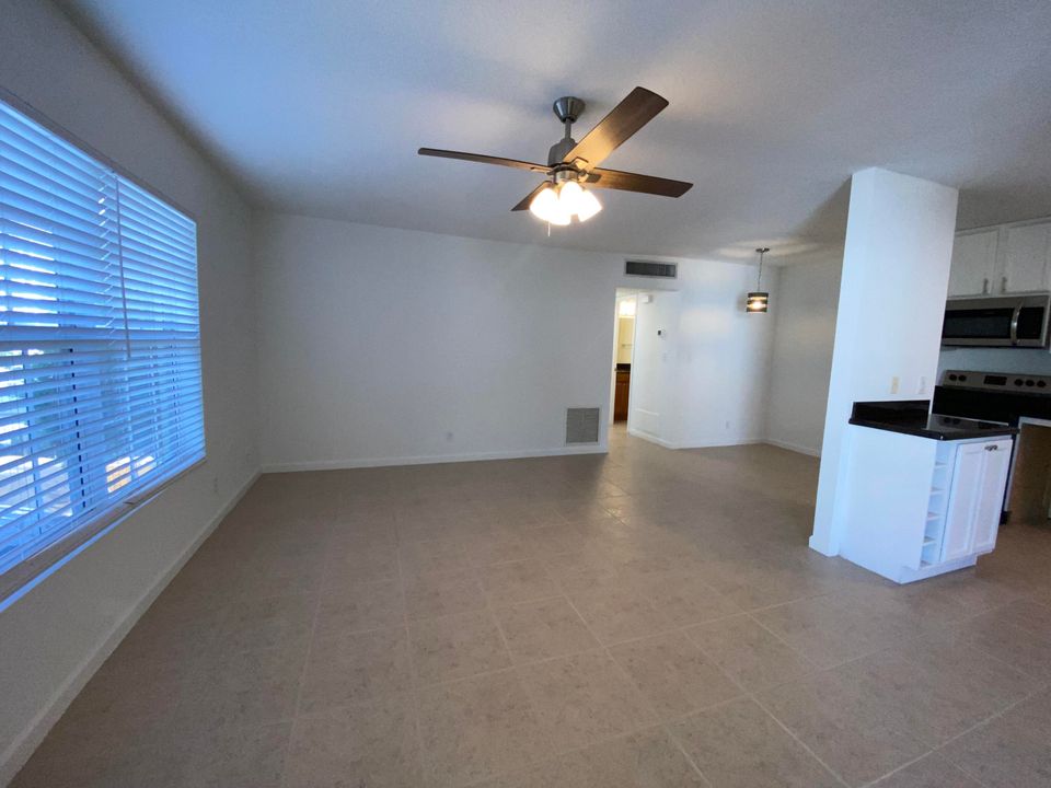 Active With Contract: $2,295 (2 beds, 2 baths, 998 Square Feet)