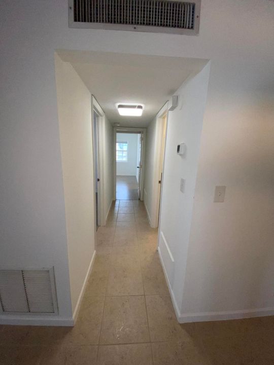 Active With Contract: $2,295 (2 beds, 2 baths, 998 Square Feet)