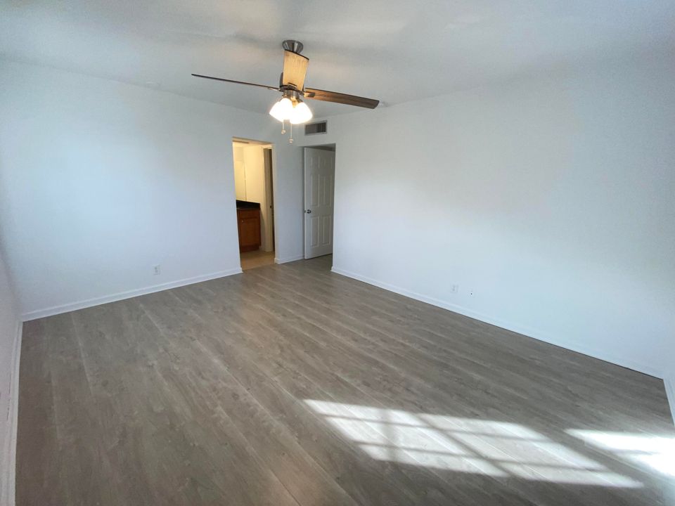 Active With Contract: $2,295 (2 beds, 2 baths, 998 Square Feet)