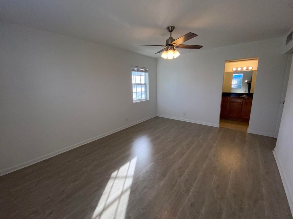 Active With Contract: $2,295 (2 beds, 2 baths, 998 Square Feet)