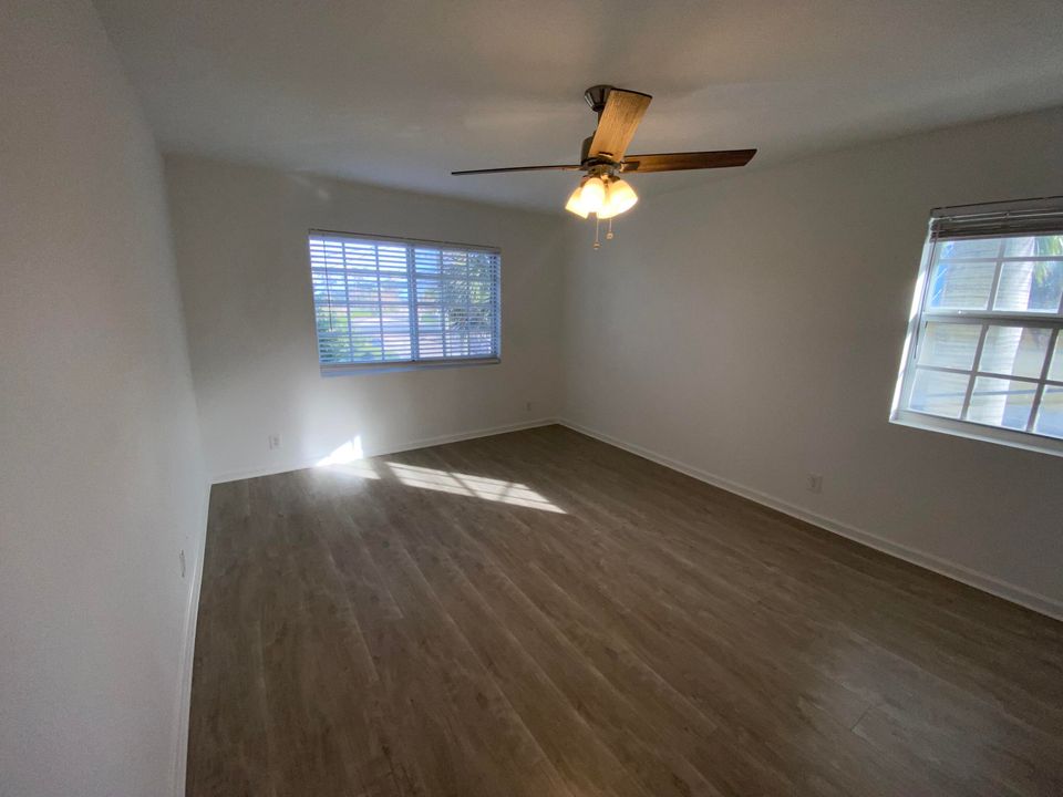 Active With Contract: $2,295 (2 beds, 2 baths, 998 Square Feet)