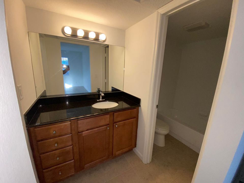 Active With Contract: $2,295 (2 beds, 2 baths, 998 Square Feet)