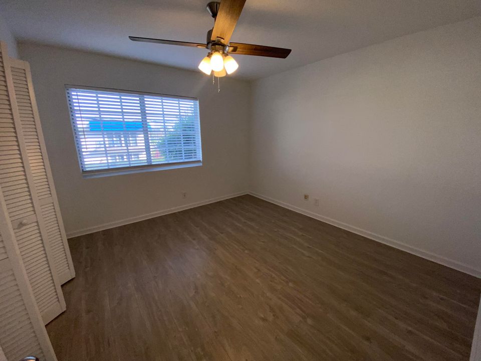 Active With Contract: $2,295 (2 beds, 2 baths, 998 Square Feet)