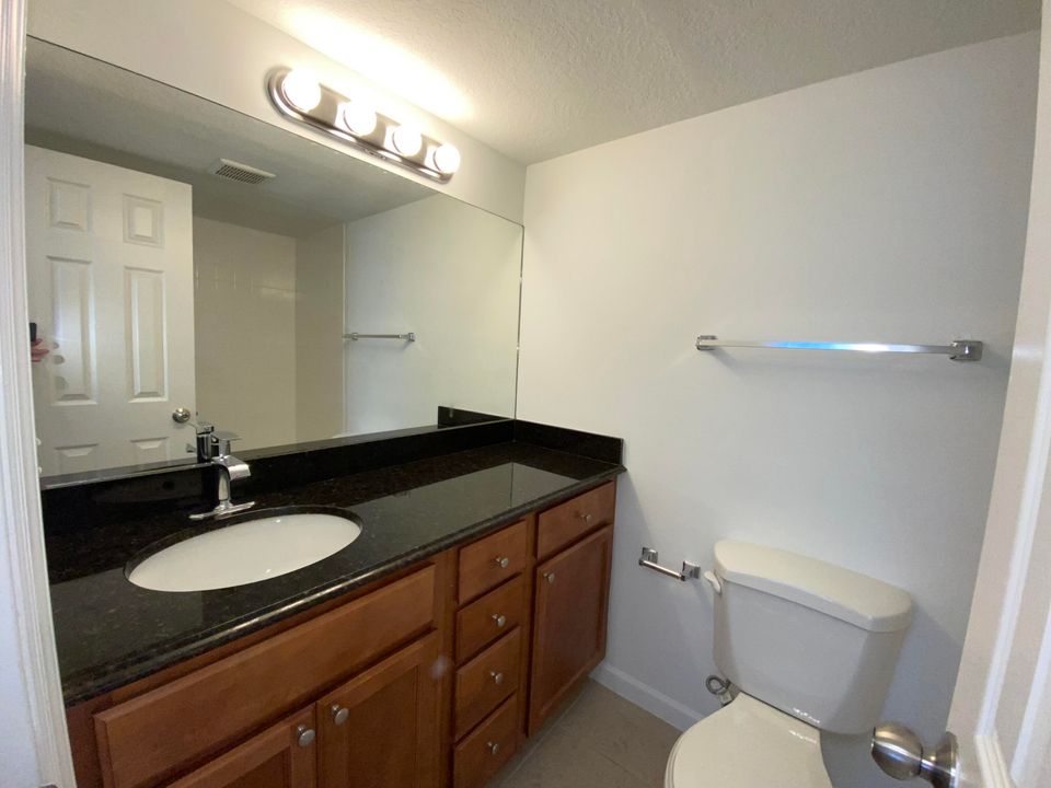 Active With Contract: $2,295 (2 beds, 2 baths, 998 Square Feet)