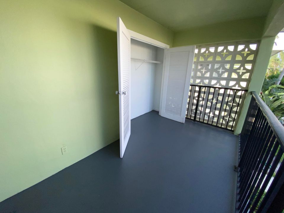 Active With Contract: $2,295 (2 beds, 2 baths, 998 Square Feet)