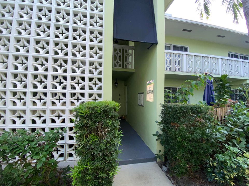 Active With Contract: $2,295 (2 beds, 2 baths, 998 Square Feet)