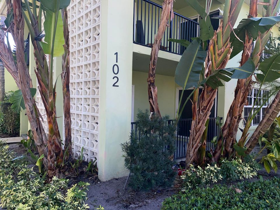 Active With Contract: $2,295 (2 beds, 2 baths, 998 Square Feet)