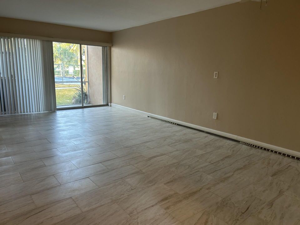 Active With Contract: $1,900 (2 beds, 1 baths, 847 Square Feet)