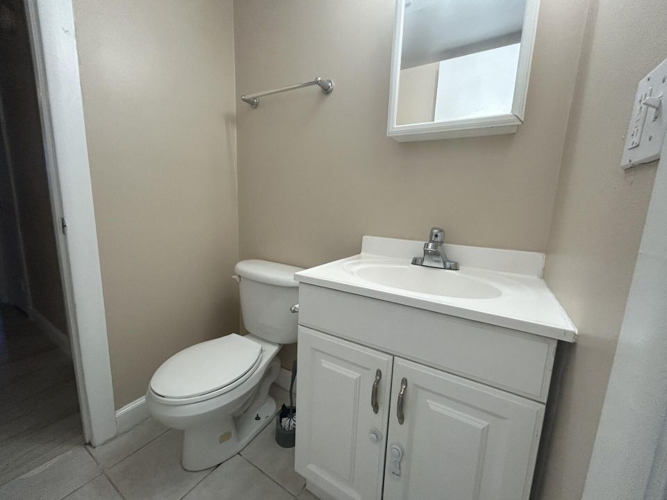 Active With Contract: $1,900 (2 beds, 1 baths, 847 Square Feet)