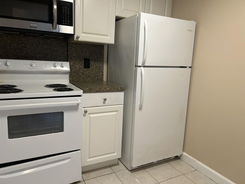 Active With Contract: $1,900 (2 beds, 1 baths, 847 Square Feet)