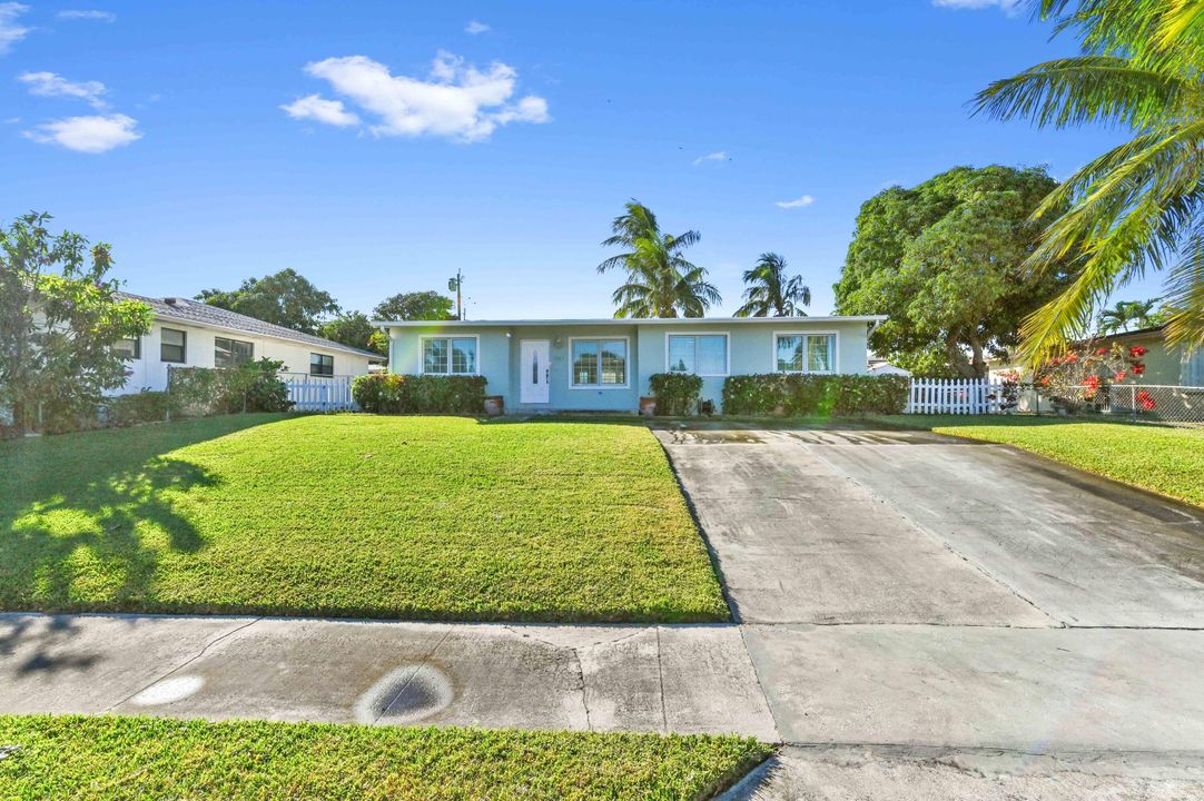 For Sale: $510,000 (4 beds, 2 baths, 1594 Square Feet)