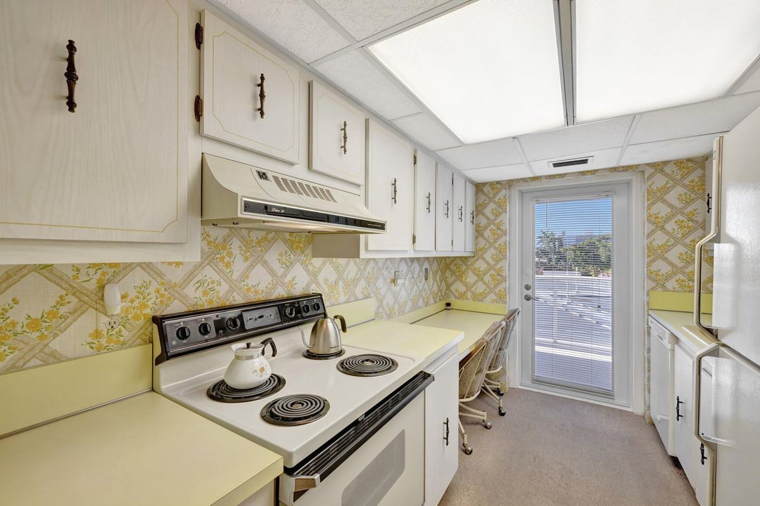 合同活跃: $249,900 (2 贝兹, 2 浴室, 1100 平方英尺)