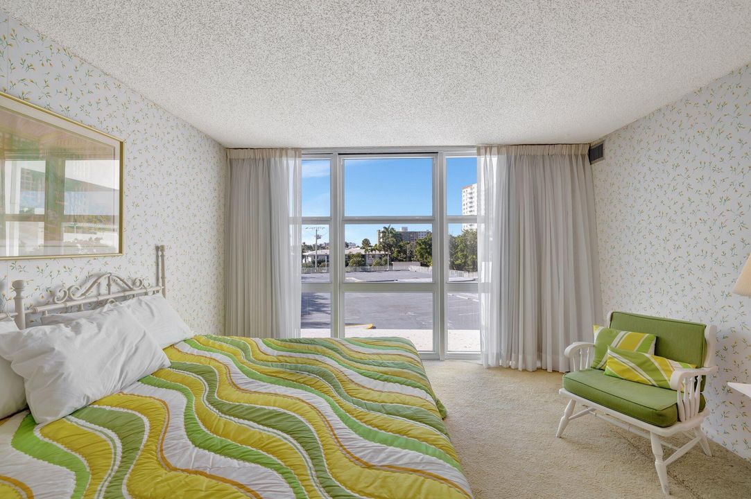 合同活跃: $249,900 (2 贝兹, 2 浴室, 1100 平方英尺)