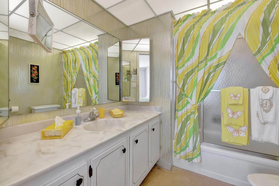 合同活跃: $249,900 (2 贝兹, 2 浴室, 1100 平方英尺)