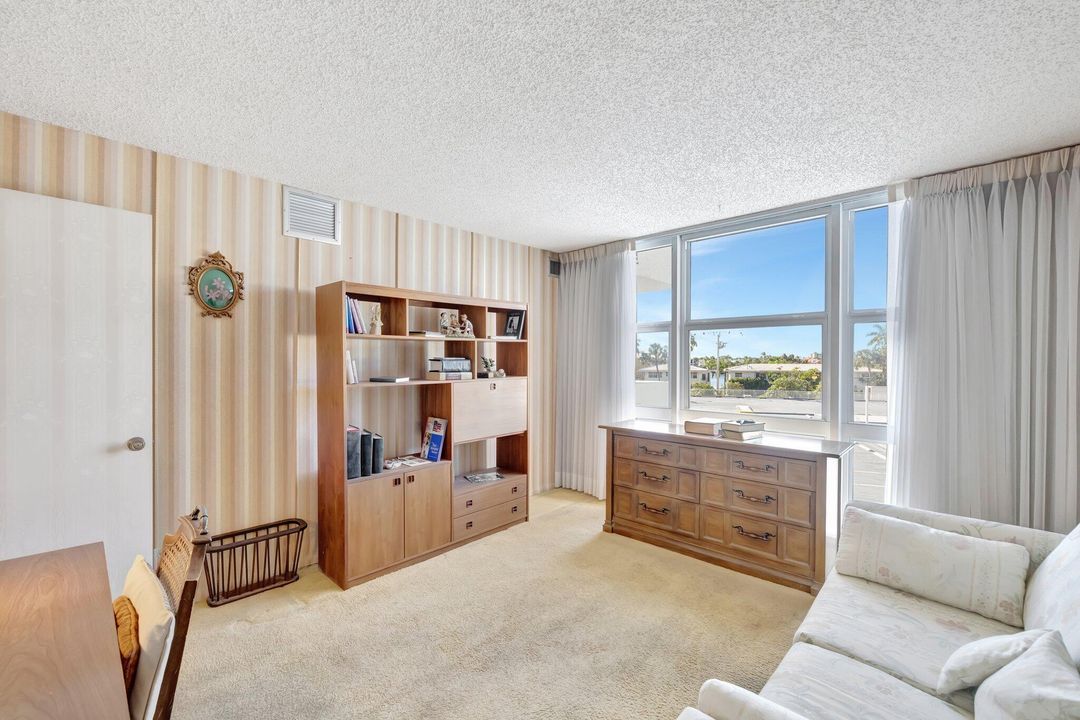 合同活跃: $249,900 (2 贝兹, 2 浴室, 1100 平方英尺)