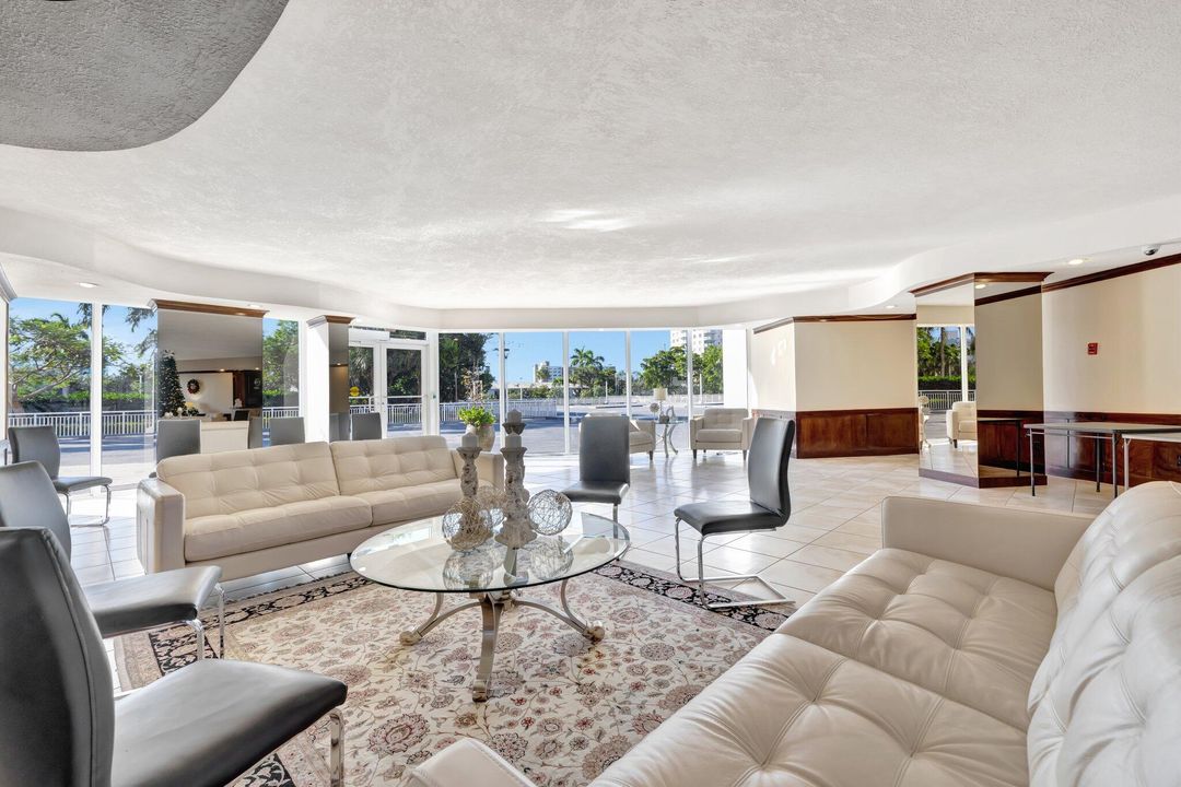 合同活跃: $249,900 (2 贝兹, 2 浴室, 1100 平方英尺)